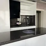 Deja Vu Apartment *